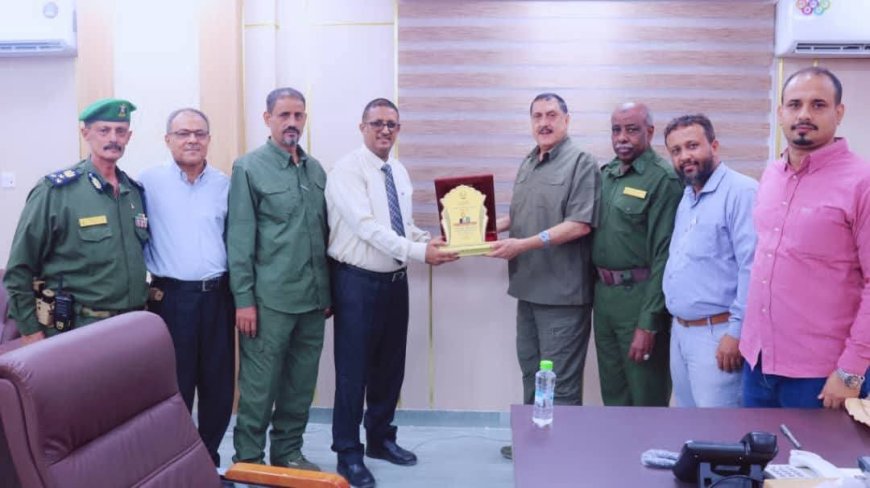 مدير أمن العاصمة عدن يكرّم المدير العام لمؤسسة مطابع الكتاب المدرسي تقديرًا لجهوده في طباعة السجلات الأمنية.