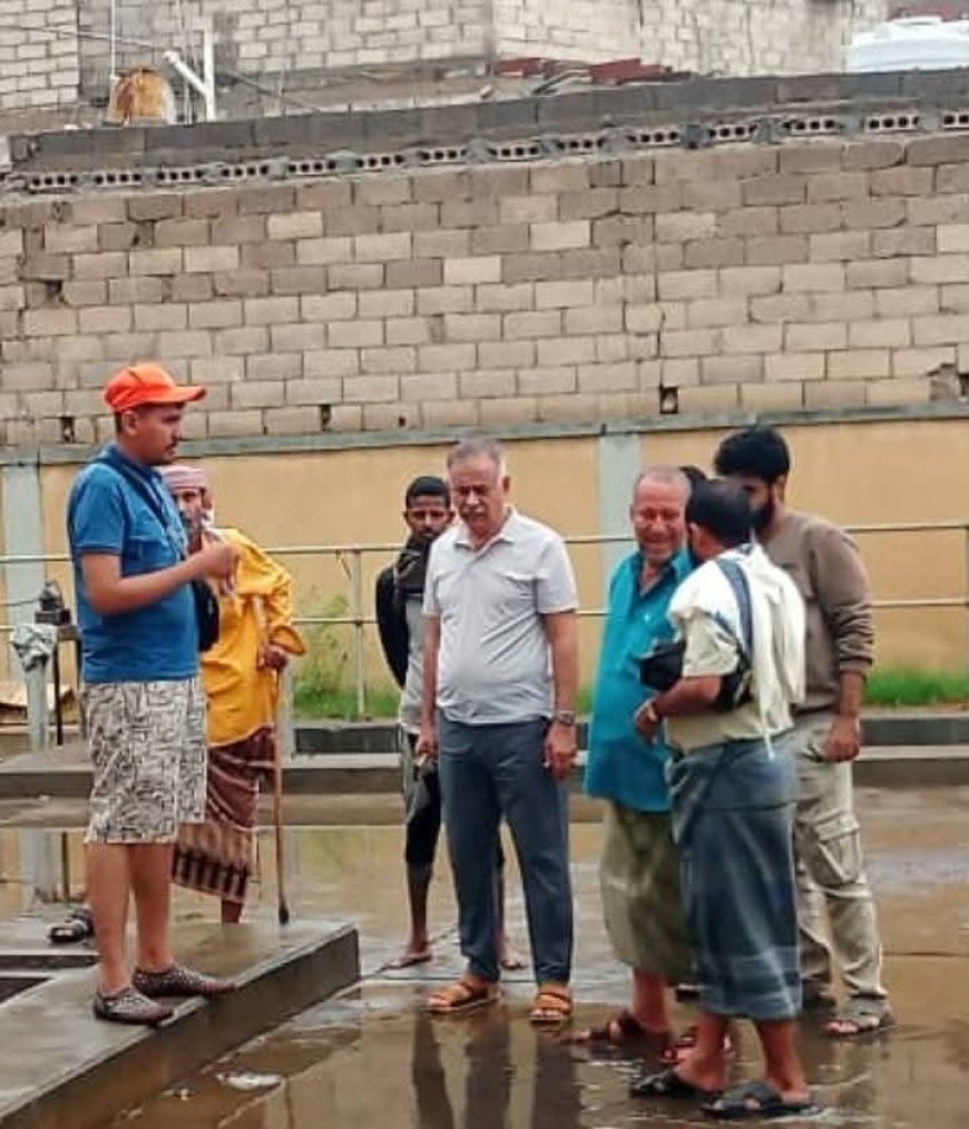 الجاوي يتفقد عمل محطة الضخ المركزية وشفط مياه الامطار في شوارع المعلا 