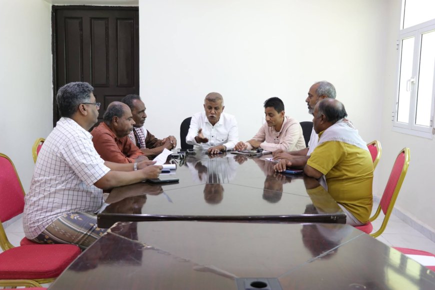 المدير العام لمديرية الشحر يناقش مع الاتحاد العام لنقابات عمال ساحل حضرموت سبل تطوير العمل النقابي بالميرية