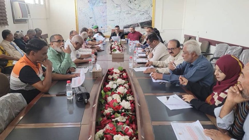 خلال ترأسه إجتماعاً للمكتب التنفيذي للمديرية ..مدير عام المنصورة يناقش أداء مكتب الأشغال العامة للفترة الماضية ويكرم لجنة مجلس الأباء