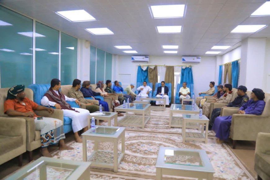 بحضور مستشار رئيس هيئة الطيران مدير مطار الغيظة الدولي يعقد اجتماعًا موسعًا بالجهات العاملة في المطار