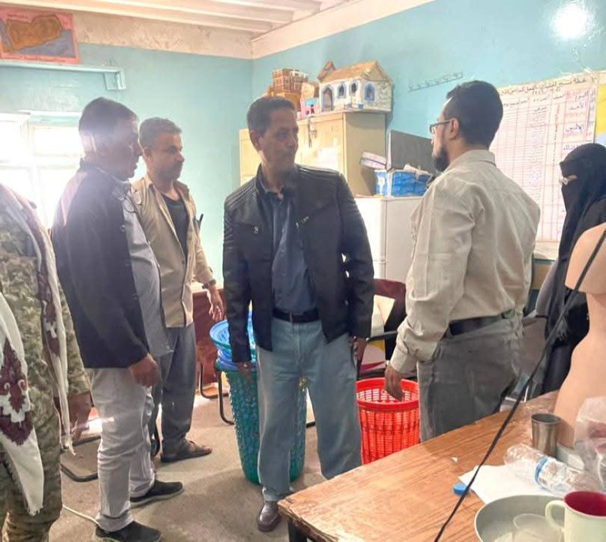 تعز.مديرية القاهرة تسلّم أدوات صحية لمدرسة دروب الخير للمكفوفين