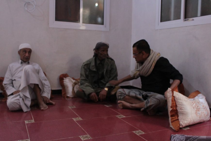 السلطة المحلية بحضرموت تقدم واجب العزاء لأسرة آل العمودي