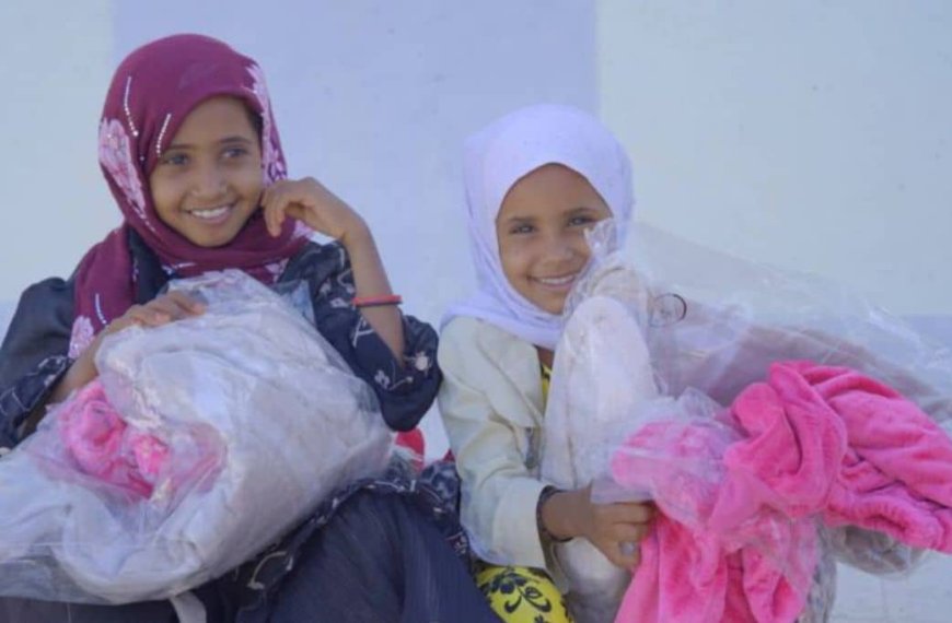 تعز..خلية الأعمال الإنسانية توزع ملابس شتوية لأطفال قرى جبل النار بمديرية المخا