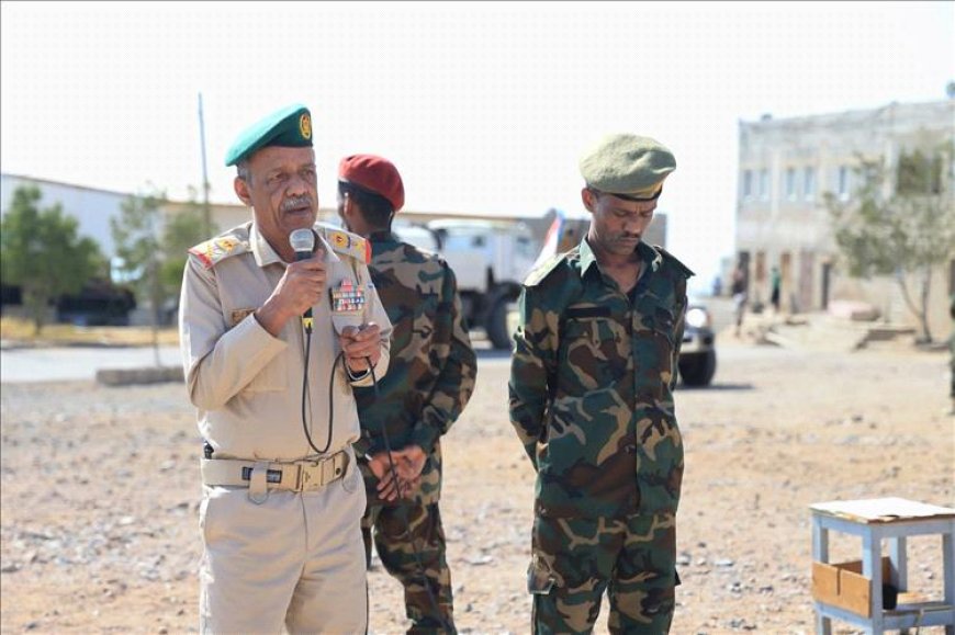 في أول رد ميداني على تسريبات إقالته.. اللواء بارجاش  قائد المنطقة العسكرية الثانية يتفقد الكتيبة الخاصة بالمكلا