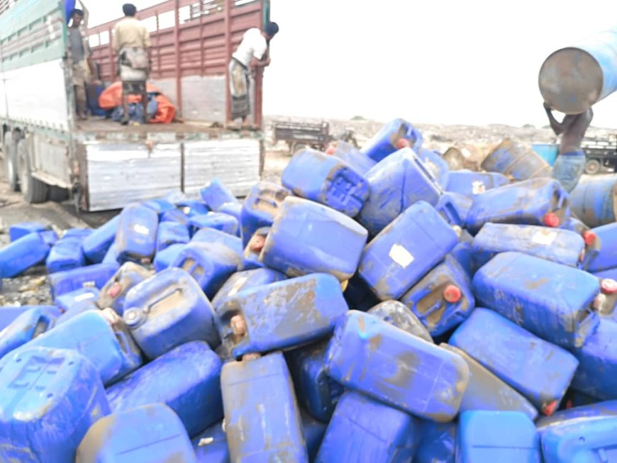 "الداؤودي" يشيد بجهود قسم صحة البيئة بضبط المخالفات..إتلاف ( 10 ) أطنان من المواد الكيميائية والزراعية منتهية الصلاحية في مديرية المنصورة بعدن