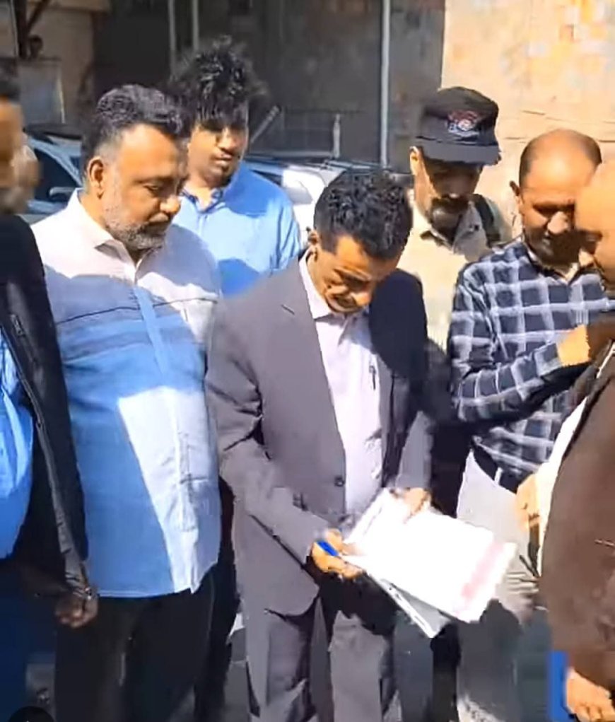 تعز.تسليم موقع مشروع إعادة تأهيل شبكة الصرف الصحي بحي الجمهوري بتكلفة 55 ألف دولار