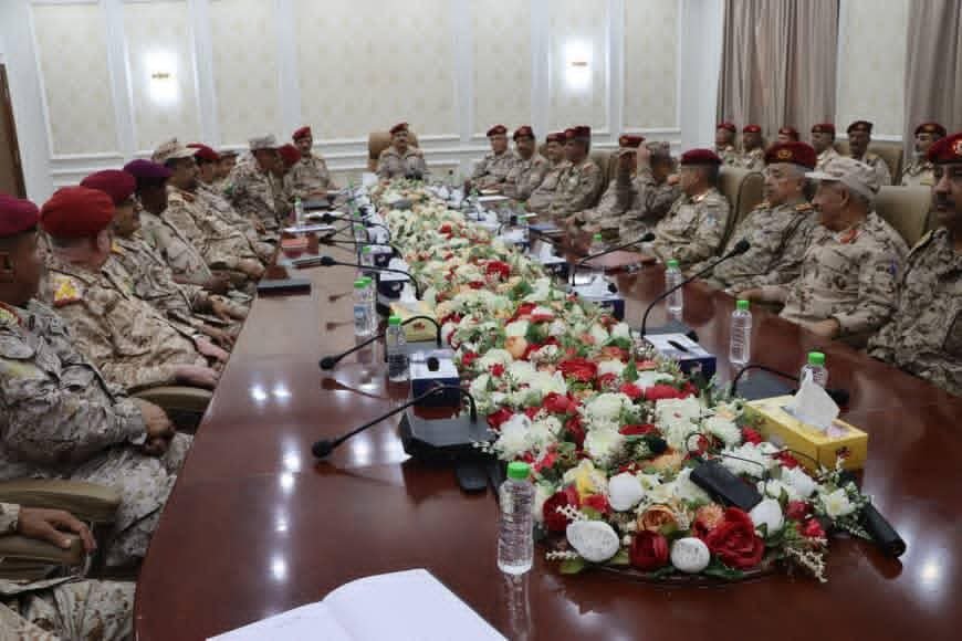 لمناقشة مستجدات الوضع الأمني في حضرموت والمهرة، وزير الدفاع يترأس اجتماعاً موسعا بقيادات الوزارة والهيئات والدوائر