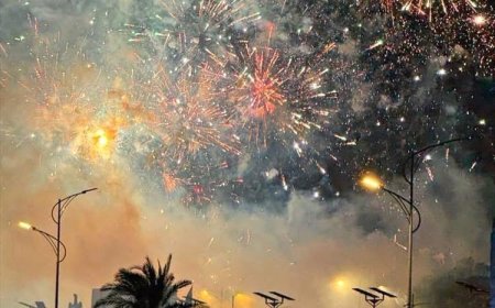 ساحة العروض تشتعل بالألعاب النارية احتفاءً بالإعلان الدستوري