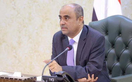 رئيس الوزراء يشيد بحكمة قيادة المهرة وجهودها في التعامل مع المستجدات وتغليب مصلحة المواطنين