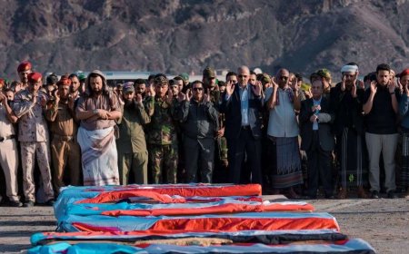 اللواء  الزُبيدي يؤدي صلاة الجنازة ويتقدّم جموع مُشيّعي شهداء عملية "المستقبل الواعد"