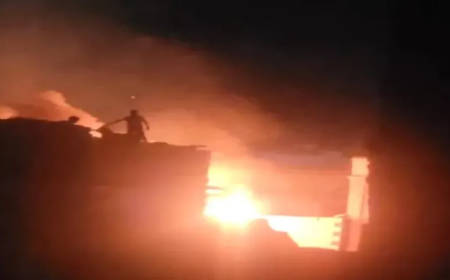 فاجعة في لحج.. النيران تلتهم منزل عريس في ليلة زفافه وتحول إلى رماد.