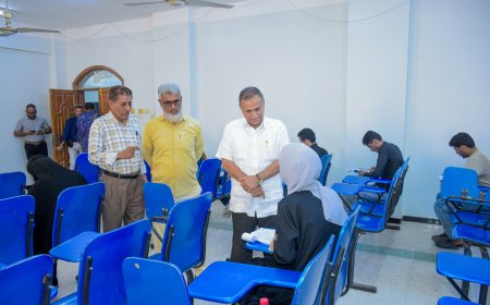 رئيس جامعة عدن يتفقد سير امتحانات كلية الصيدلة ويؤكد انتظام العملية الامتحانية