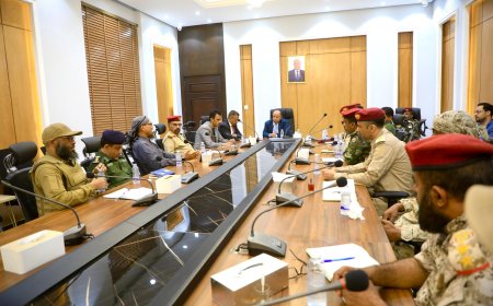 المحافظ الخنبشي  يناقش الأوضاع العسكرية والأمنية ويشيد بجهود تطبيع الحياة بالمحافظة