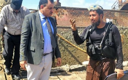 الوزير السقطري يتفقد أعمال انتشال السفن الغارقة في ميناء الاصطياد السمكي ويشدد على تسريع وتيرة العمل