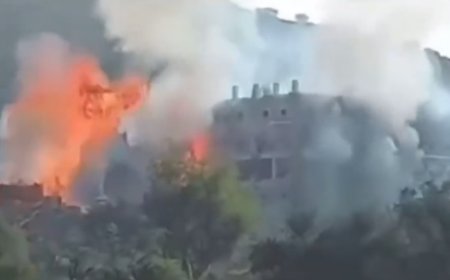 مشاهد حية بالفيديو.. ألسنة اللهب تتصاعد من موقع استهدفه طيران التحالف في محافظة الضالع