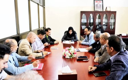 اجتماعًا موسعًا بتعز بمدراء المستشفيات الحكومية لمناقشة مستوى الأداء والخطة السنوية