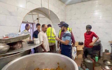 بن جرادي ينفذ حملة ميدانية لضبط المطاعم المخالفة لمعايير النظافة في صيرة بعدن