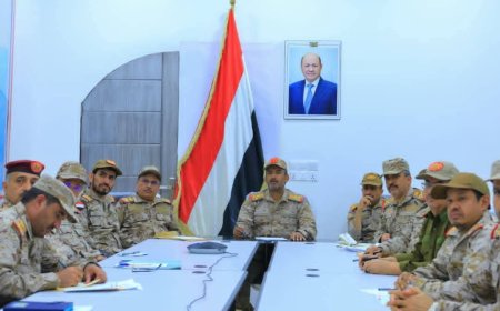 رئيس هيئة الأركان يترأس اجتماعاً بقادة الهيئات والمناطق والمحاور العسكرية