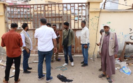 مؤسسة مياه عدن تسلّم موقع مشروع تركيب منظومة طاقة شمسية لـ11 محطة صرف صحي للجهة المنفذة