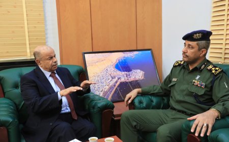 محافظ حضرموت يبحث مع مدير عام الأمن والشرطة بساحل حضرموت جهود تعزيز الأمن والاستقرار بالمحافظة