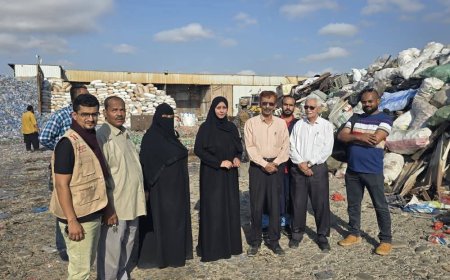 نيابة الصناعة والتجارة بعدن تُتلف 2700 كرتون مشروبات غازية تالفة لمخالفتها معايير الجودة