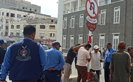 مرور عدن يدشن نصب لوحات إشارات المرور في الشوارع