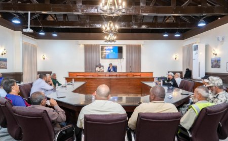 وكيل أول محافظة عدن يناقش الأوضاع الخدمية بمديرية صيره 