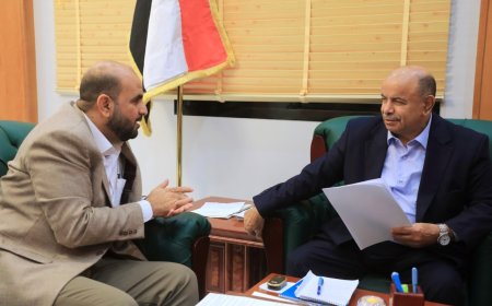 محافظ حضرموت يناقش أوضاع هيئة الشئون البحرية بالمكلا ويشيد برسالة الدكتور نبيل بن عيفان