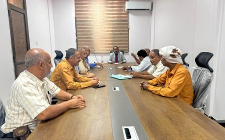 بتوجيه الوزير السقطري .. الوكيل الغتناني يجتمع بمدراء قطاع الخدمات الزراعية ومكتب زراعة عدن ويتفقد مركز مكافحة الجراد الصحراوي