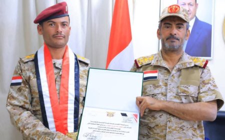 رئيس هيئة الاركان يكرم النقيب الجهمي لشجاعته والتزامه بقسمه العسكري