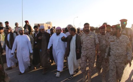 قائد قوات درع الوطن بالمهرة يتفقد مديرية شحن ومنفذها الحدودي مع سلطنة عُمان