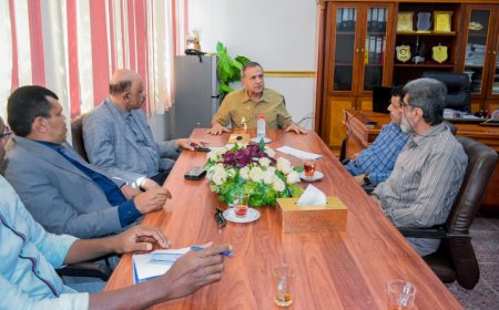 رئيس جامعة عدن يناقش مع عمداء كليتي الطب والأسنان أوضاع الكليتين وسير العملية التعليمية