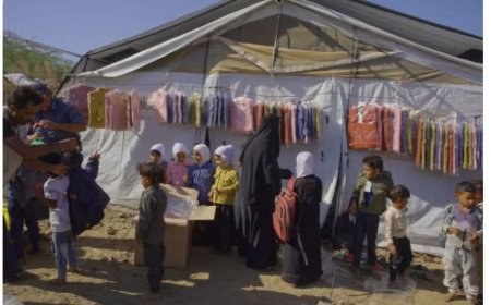 تعز ..الخلية الإنسانية توزع ملابس شتوية في موزع .