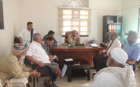 مدير عام المكلا يترأس اجتماعاً موسعاً لتعزيز الأداء الخدمي والأمني بمنطقة فوه