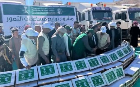 مركز الملك سلمان للإغاثة يدشن توزيع 24 الف كرتون تمر في حضرموت
