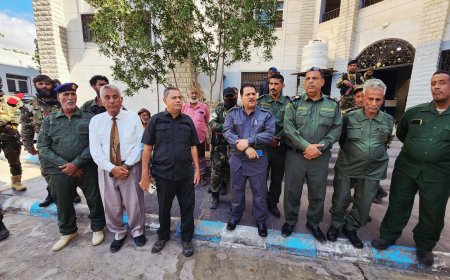 نائب مدير أمن العاصمة عدن يتفقد الجاهزية والانضباط الأمني بعدد من أقسام الشرطة.