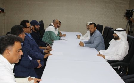 اجتماع مشترك للسلطة المحلية بعدن والتحالف العربي يناقش استقرار إمدادات الغاز والوقود وتحسين الخدمات