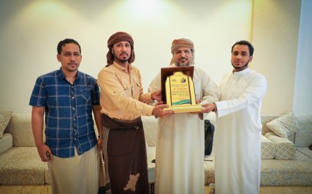 "ألفة المؤمنين" تكرّم مدير شركة النفط اليمنية بالمهرة بدرع تقديري