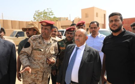 عضو مجلس القيادة الرئاسي محافظ حضرموت يتفقد المواقع العسكرية المتضررة من الأحداث الماضية بمطار الريان