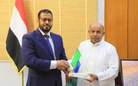 عضو مجلس القيادة محافظ حضرموت يبحث تدخلات مؤسسة صلة للتنمية ويتسلم درعا تقديريا