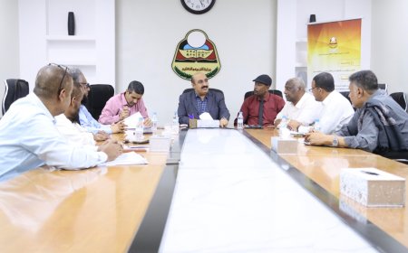 مدير تربية ساحل حضرموت يلتقي مدير عام مديرية مدينة المكلا ويناقشان الوضع التربوي والتعليمي بالمديرية