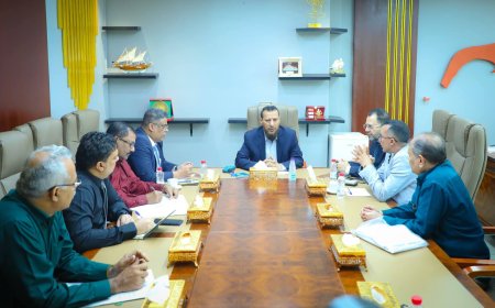محافظ عدن عبدالرحمن شيخ يجتمع مع الإدارة المالية في ديوان عام المحافظة و يصدر توجيهات.. تفاصيل