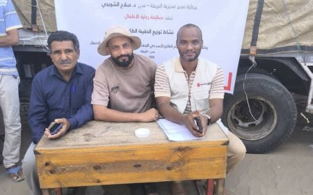 برعاية مدير المديرية: تدشن توزيع الحقائب المدرسية على الطلاب بمديرية البريقة.