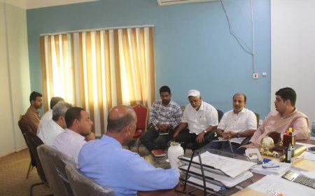 مدير عام المكلا يبحث مع "الأشغال" و"مؤسسة صلة" تعزيز التعاون لتنفيذ مشاريع خدمية وتنموية