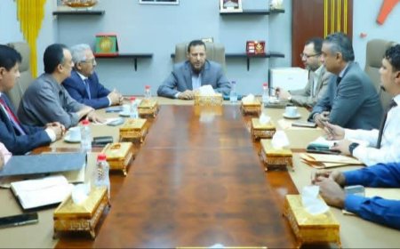 محافظ عدن يناقش أولويات التنمية وتحسين القطاع الصحي وتنظيم حركة المركبات في العاصمة