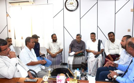 مدير عام المكلا يبحث مع "صندوق النظافة" و"مكتب السياحة" سبل تعزيز العمل المشترك وتنمية الموارد