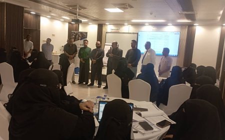 مدير تربية ساحل حضرموت يطلع على مستوى تنفيذ برنامج الشهادة الدولية المهنية في التدريس 