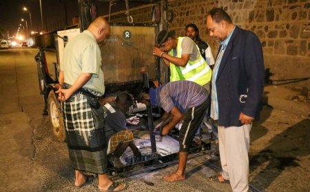 مؤسسة مياه عدن تنفذ أعمال تصفية لخط ضخ مياه الصرف الصحي الرئيسي بالمعلا باستخدام تقنية حديثة