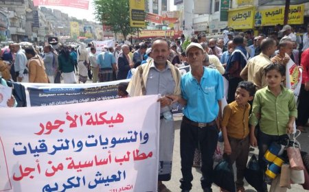 معلمو اليمن النازحون يطالبون بصرف رواتبهم المتوقفة منذ أكثر من عام
